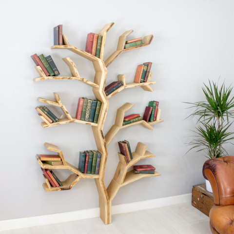 Wie baut man so ein schickes Baum Bücherregal selbst?