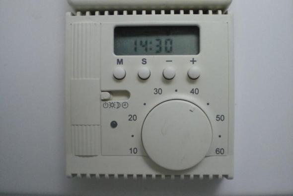 Wie bedient man dieses Thermostat? - (Technik, Elektronik, Haus)
