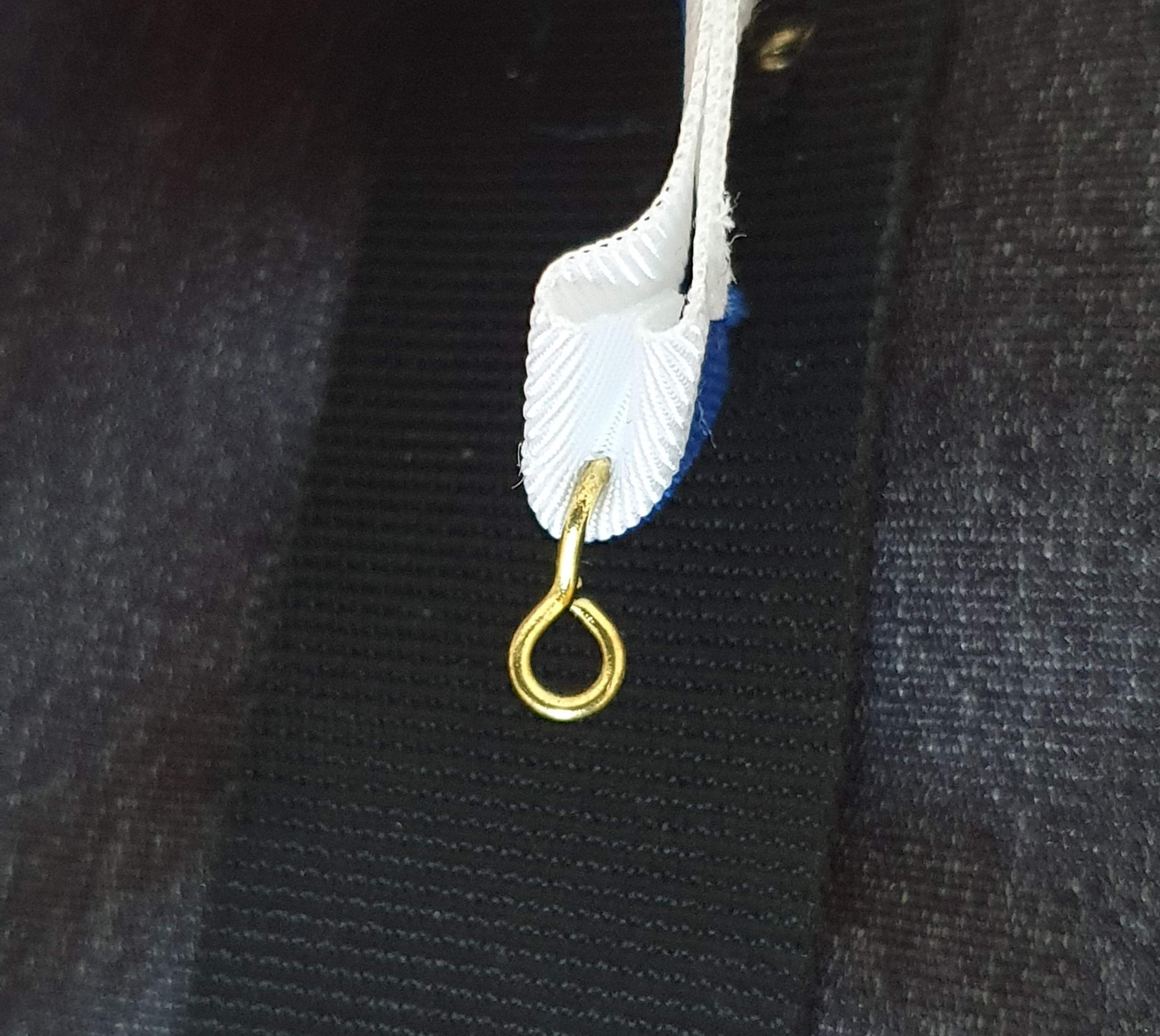 Wie befestige ich einen Orden an einer Bandschluppe? (Ring, Abzeichen, auszeichnung)