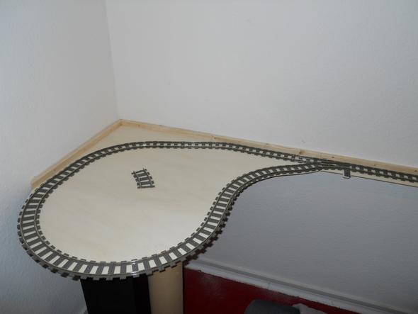 ist mit 6 m Gleiskörper, mit Weiche1 von Kehre 1 verbunden - (Lego, Eisenbahn, Strecke)
