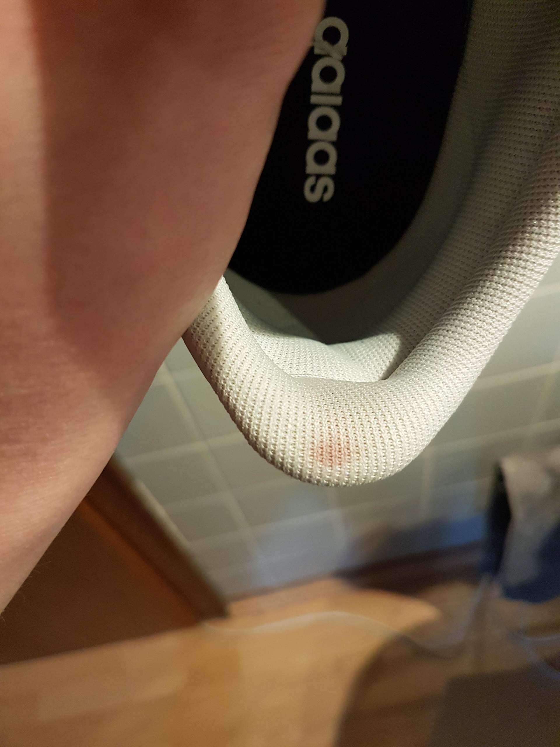 Wie bekomme ich das Blut von meinen neuen Schuhen weg Wie bekomme ich das Blut von meinen neuen Schuhen weg