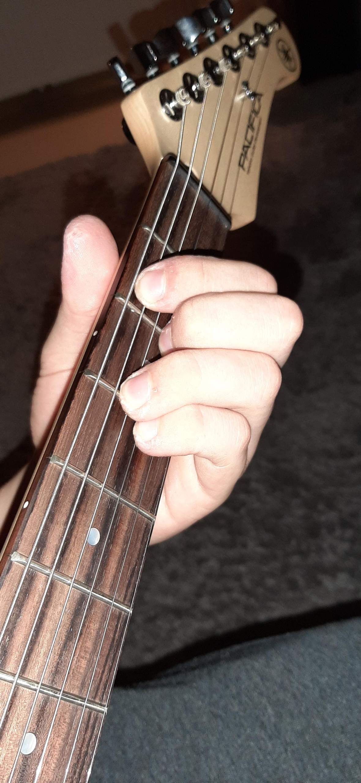 Wie bekomme ich den Griff richtig hin (H-Moll? (Musik, Gitarre, E-Gitarre)