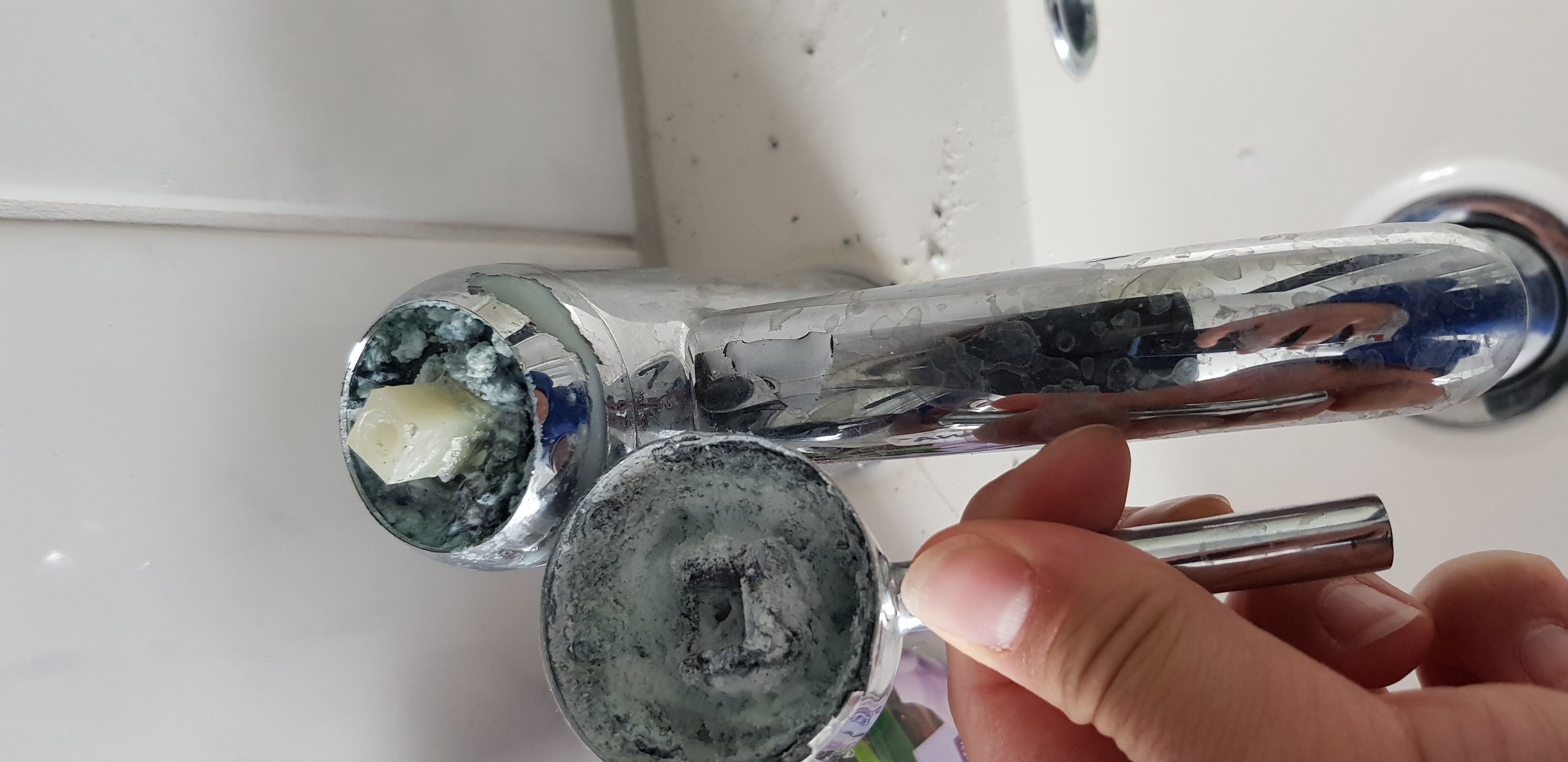 Wie bekomme ich den Kalk vom Wasserhahn im Badezimmer raus?