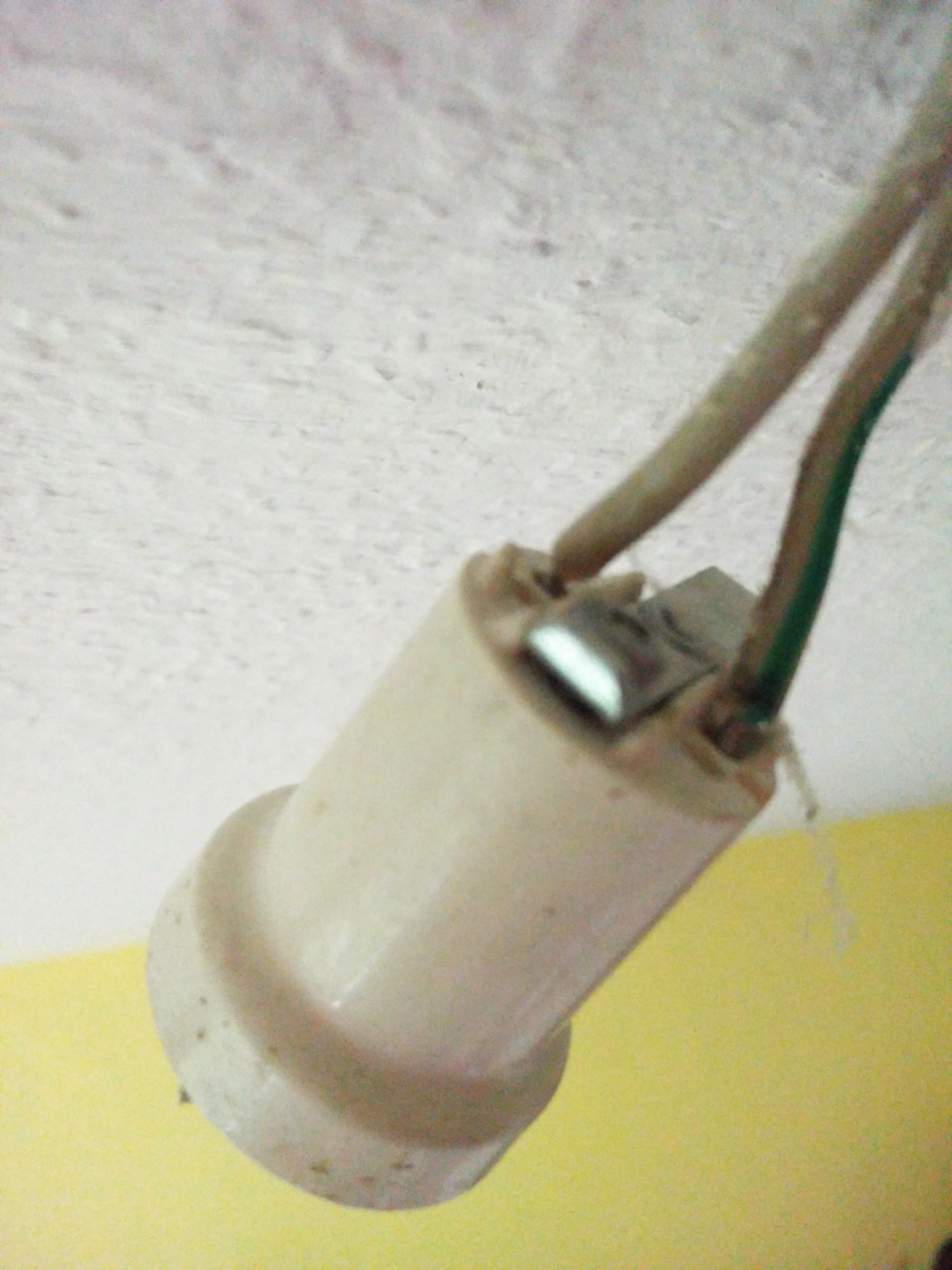 Wie bekomme ich die Lampenfassung von der Decke? (Elektronik, Handwerk