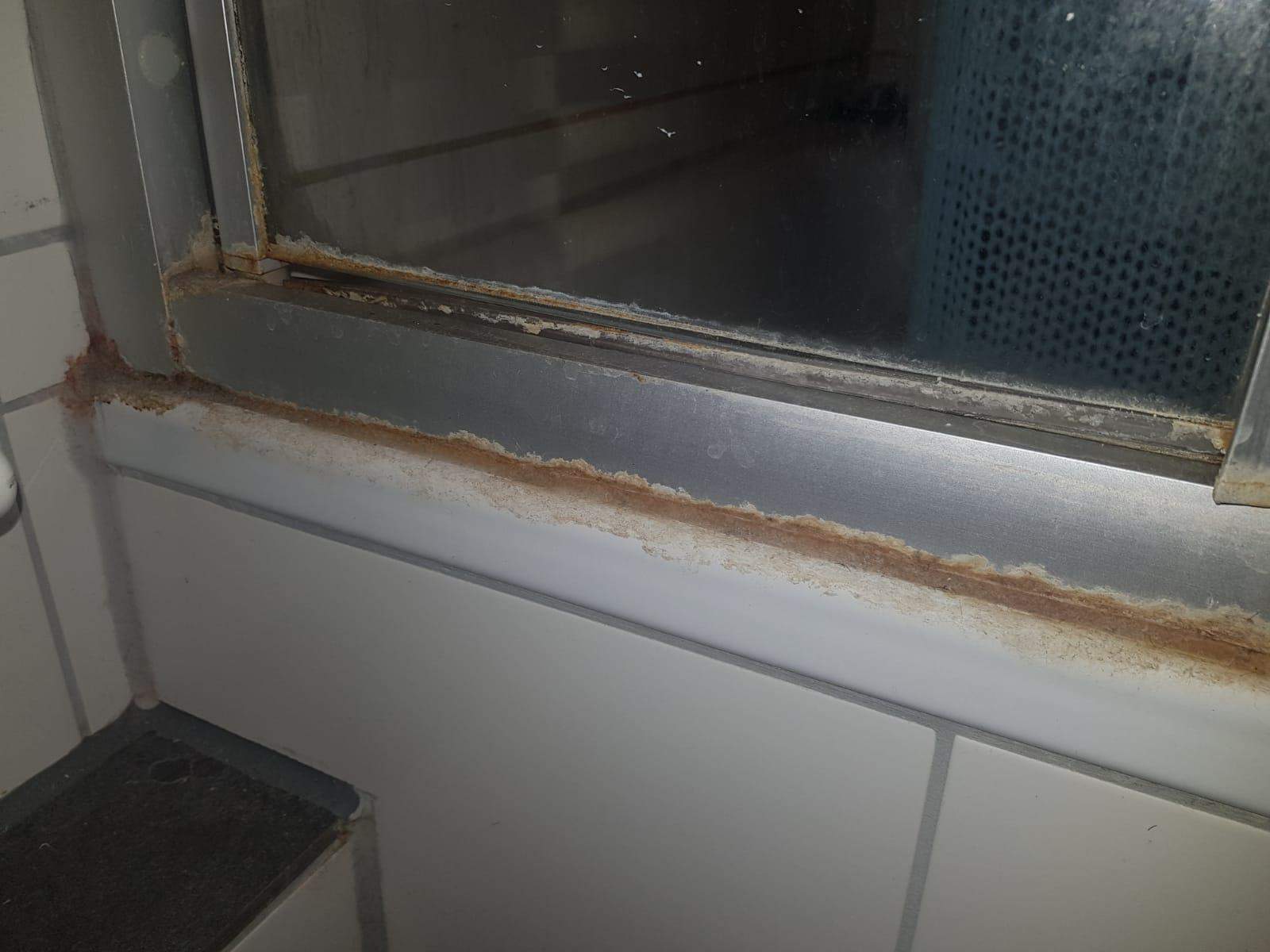 Wie bekomme ich diese Flecken von der Dusche weg? (Gesundheit, Haushalt, Reinigung)
