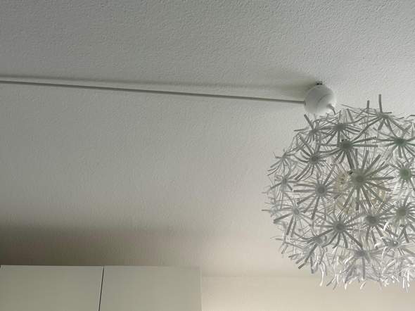 Wie bekomme ich diese Lampe sauber an die Decke?