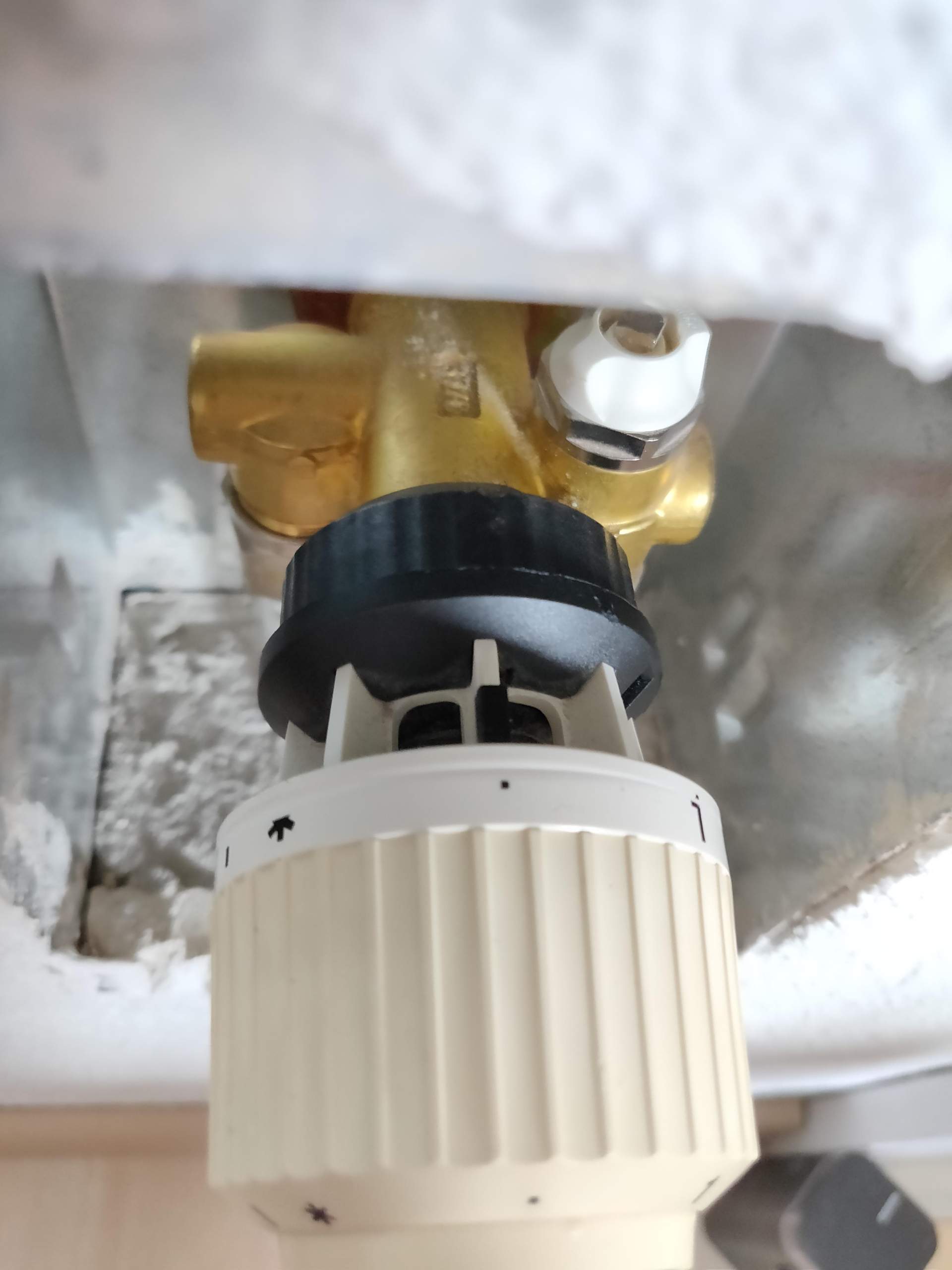 Wie bekomme ich dieses Danfoss Thermostat ab (Fussbodenheizung