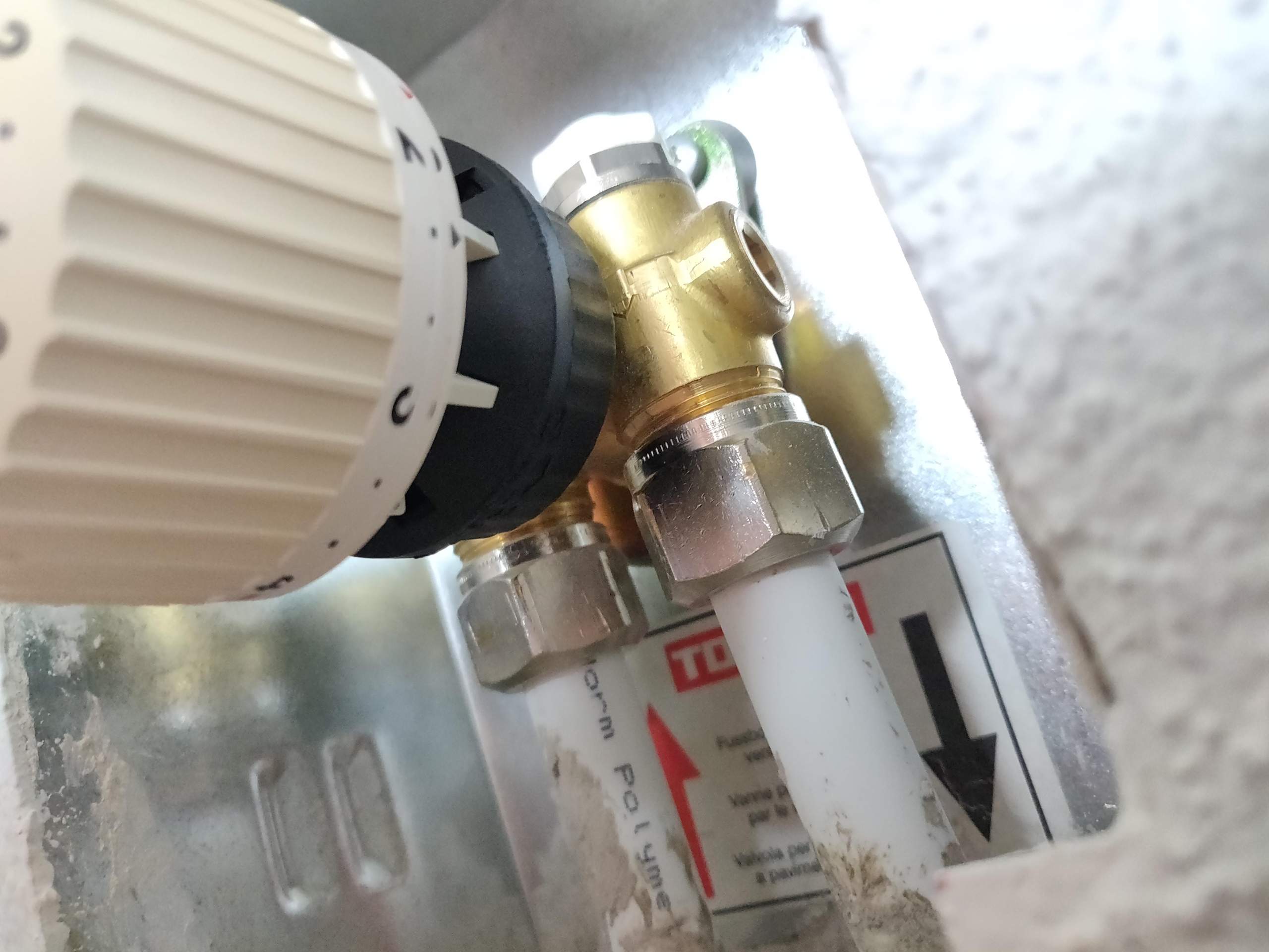 Wie bekomme ich dieses Danfoss Thermostat ab (Fussbodenheizung
