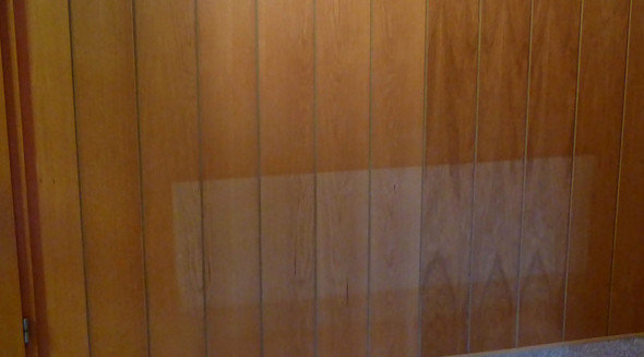 Wie bekomme ich helle Stellen an der Holzvertäfelung wieder weg? (Haus
