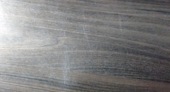 Wie bekomme ich Kratzer aus meiner Holzplatte heraus?