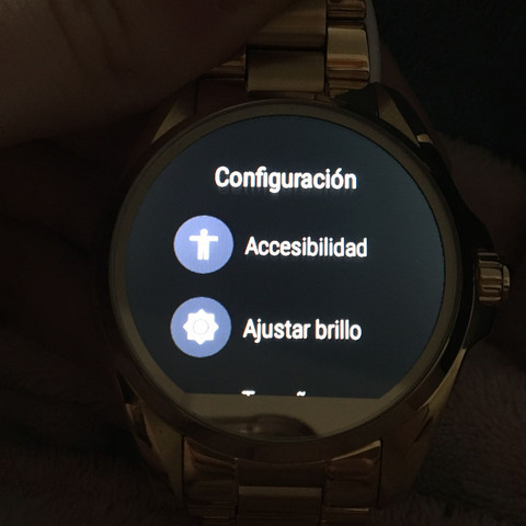 Wie bekomme ich meine Michael Kors Smartwatch von Spanisch auf deutsch?