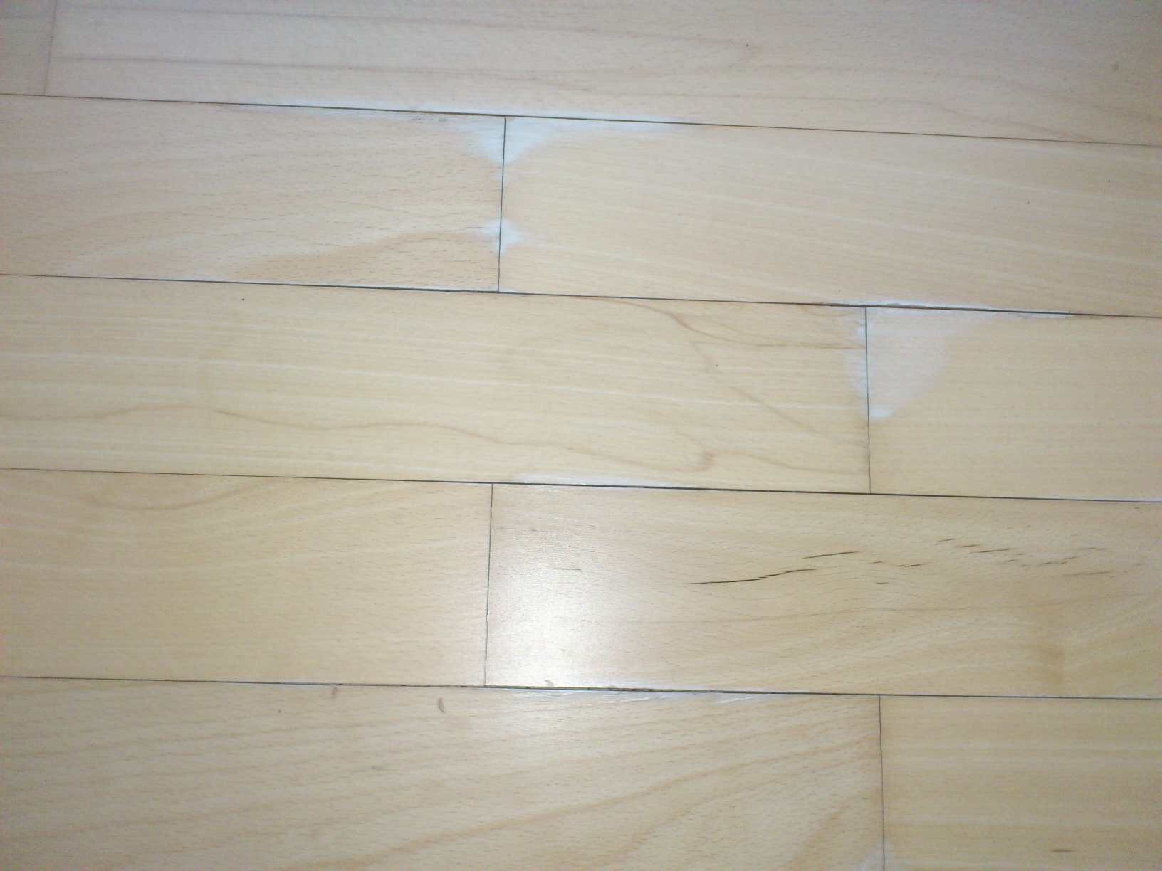 Wie bekomme ich Wasserflecken vom Parkett weg? (reparieren)