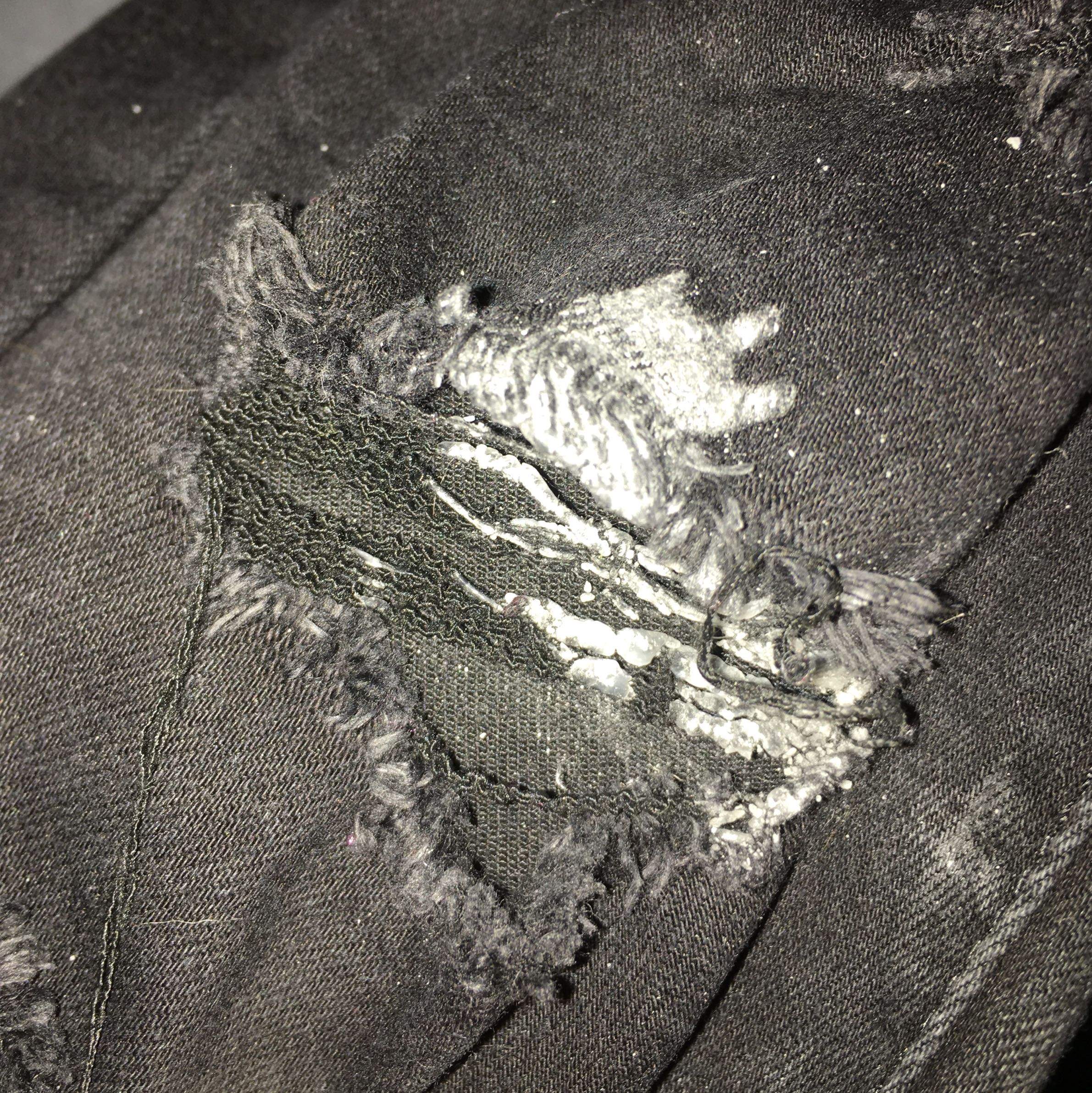 Wie bekommt man Kerzenwachs aus einer schwarzen Jeans? (Liebe, Mädchen