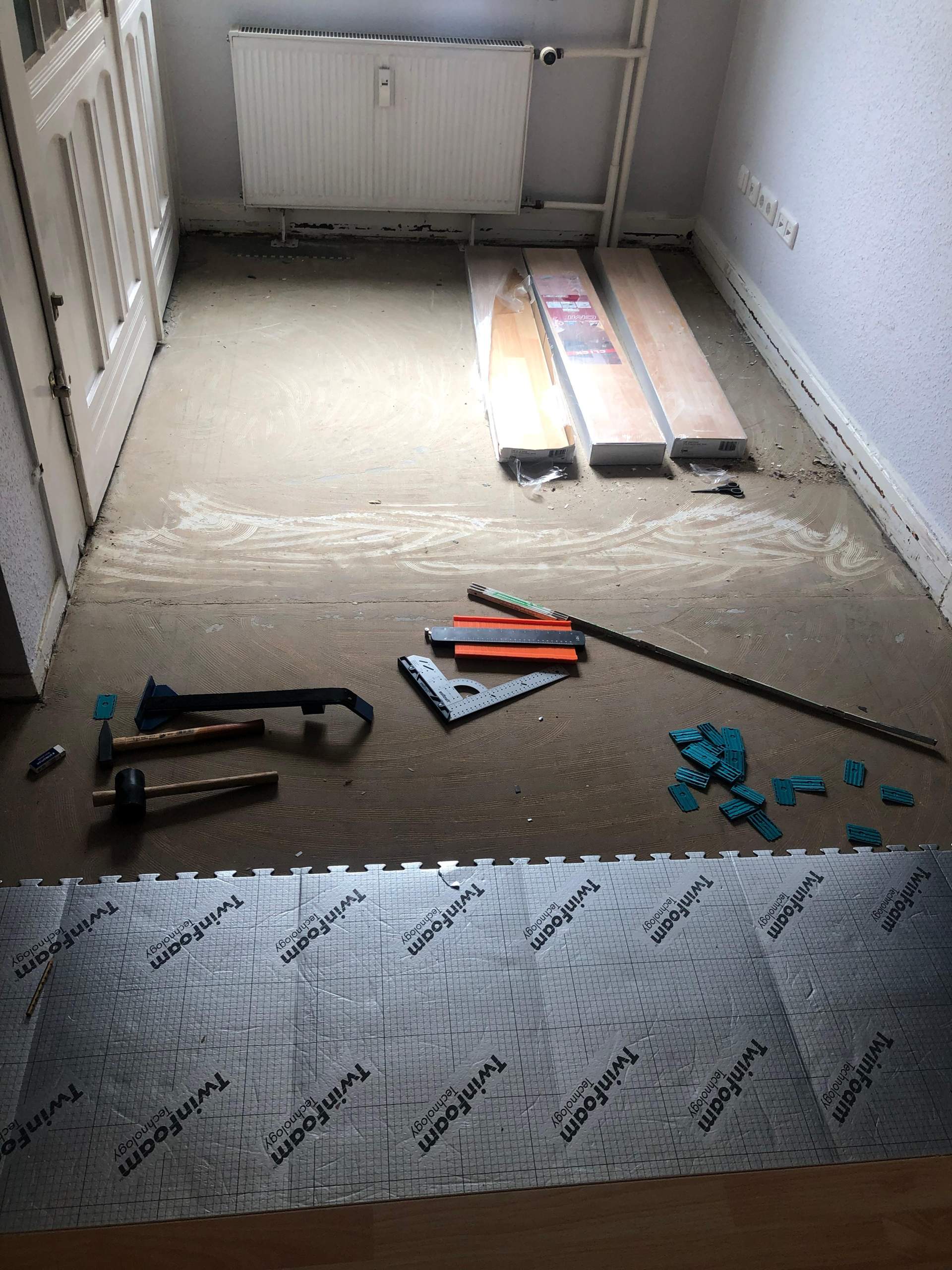 Wie Boden für das Verlegen von Laminat ausgleichen? (Fussboden ...