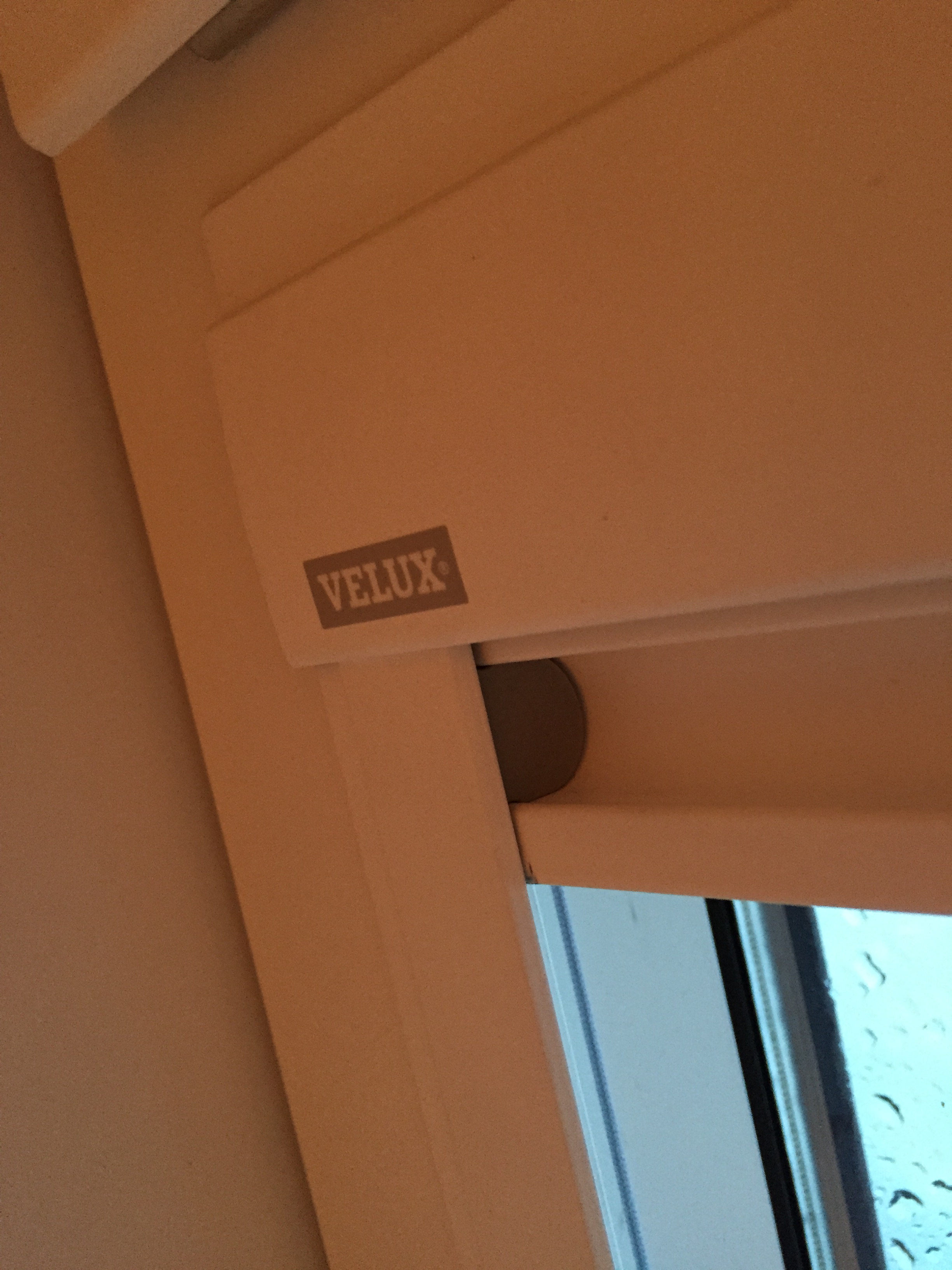 Wie Demontiere Ich Ein Velux Verdunkelungsrollo Dkl 45at11ka Um Die Spannfeder Zu Uberprufen Bzw Zu Reparieren Demontage Velux Rollo Lässt Sich Nicht Hochschieben