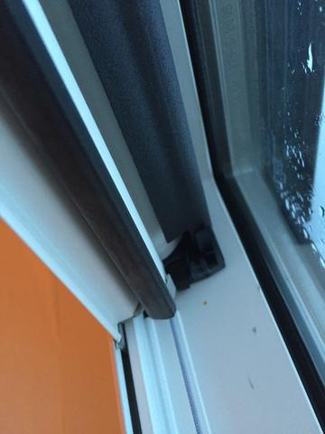 Wie Demontiere Ich Ein Velux Verdunkelungsrollo Dkl 45at11ka Um Die Spannfeder Zu Uberprufen Bzw Zu Reparieren Demontage Velux Rollo Lässt Sich Nicht Hochschieben