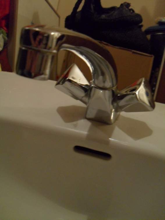 Wie demontiere Ich einen alten Zweihebelmischer/Wasserhahn?