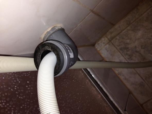 Wie den Abwasserschlauch einer Waschmaschine montieren bei