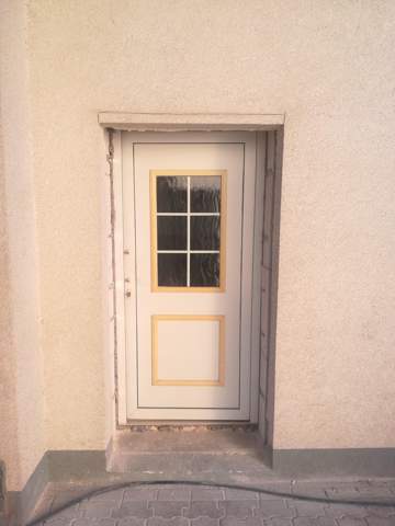 Wie diese Tür abdichten und Türlaibung verputzen (Foto)?