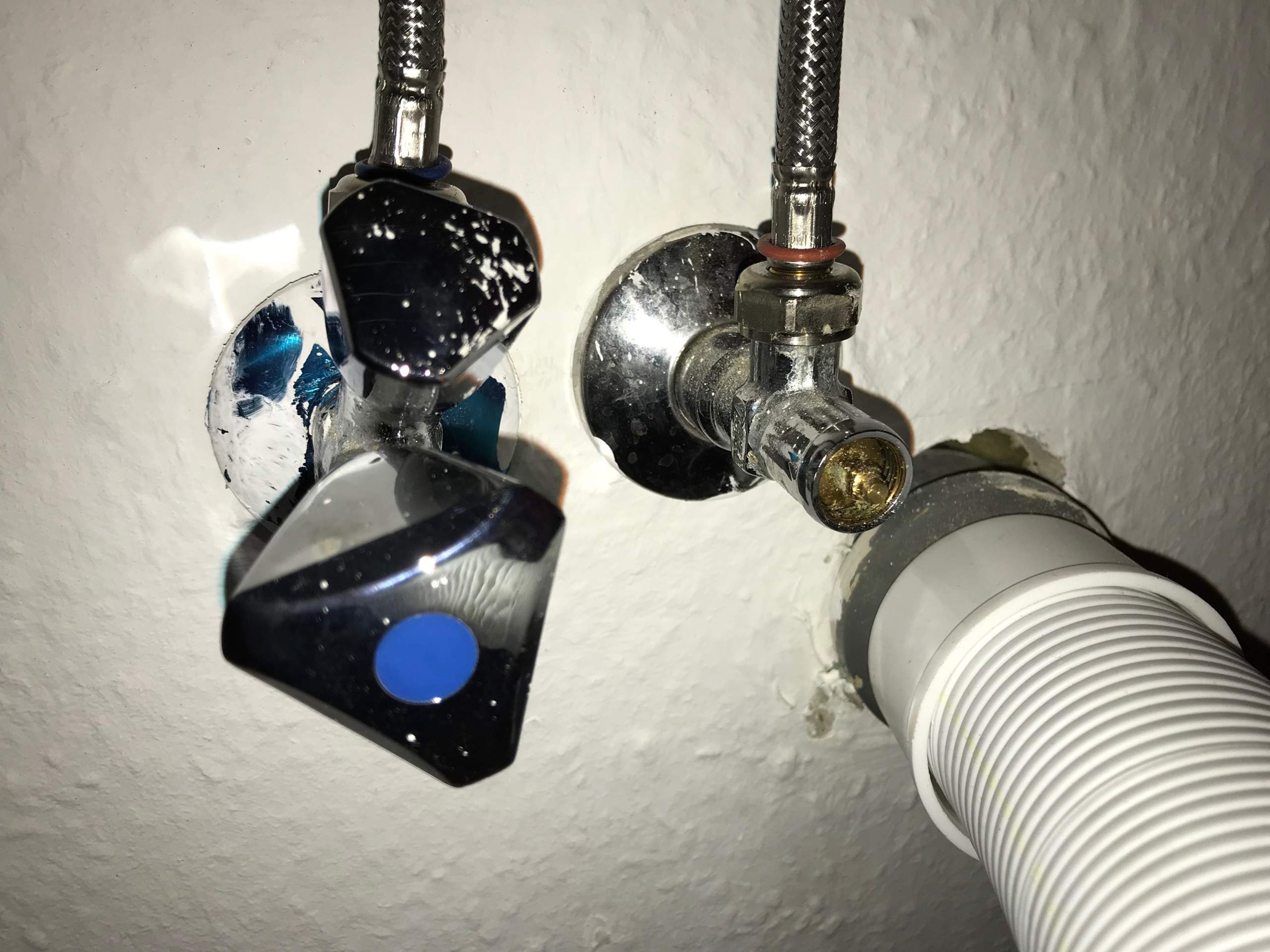 Wie drehe ich diesen Warmwasser-Anschluss auf? (Haus, Wasser, Handwerk)