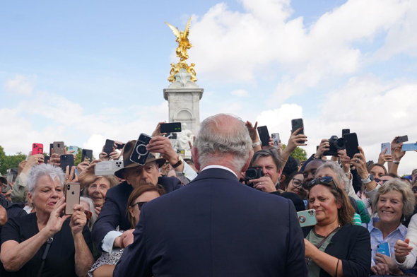 Wie empfindet ihr dieses Foto? Charles III. am Buckingham Palast ein oder zwei Tage nach dem Tod von Elisabeth II.?