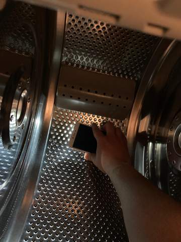 Wie entferne ich 2€ Münze die zwischen Waschmaschine und Trommel in den Schlitz gefallen ist?