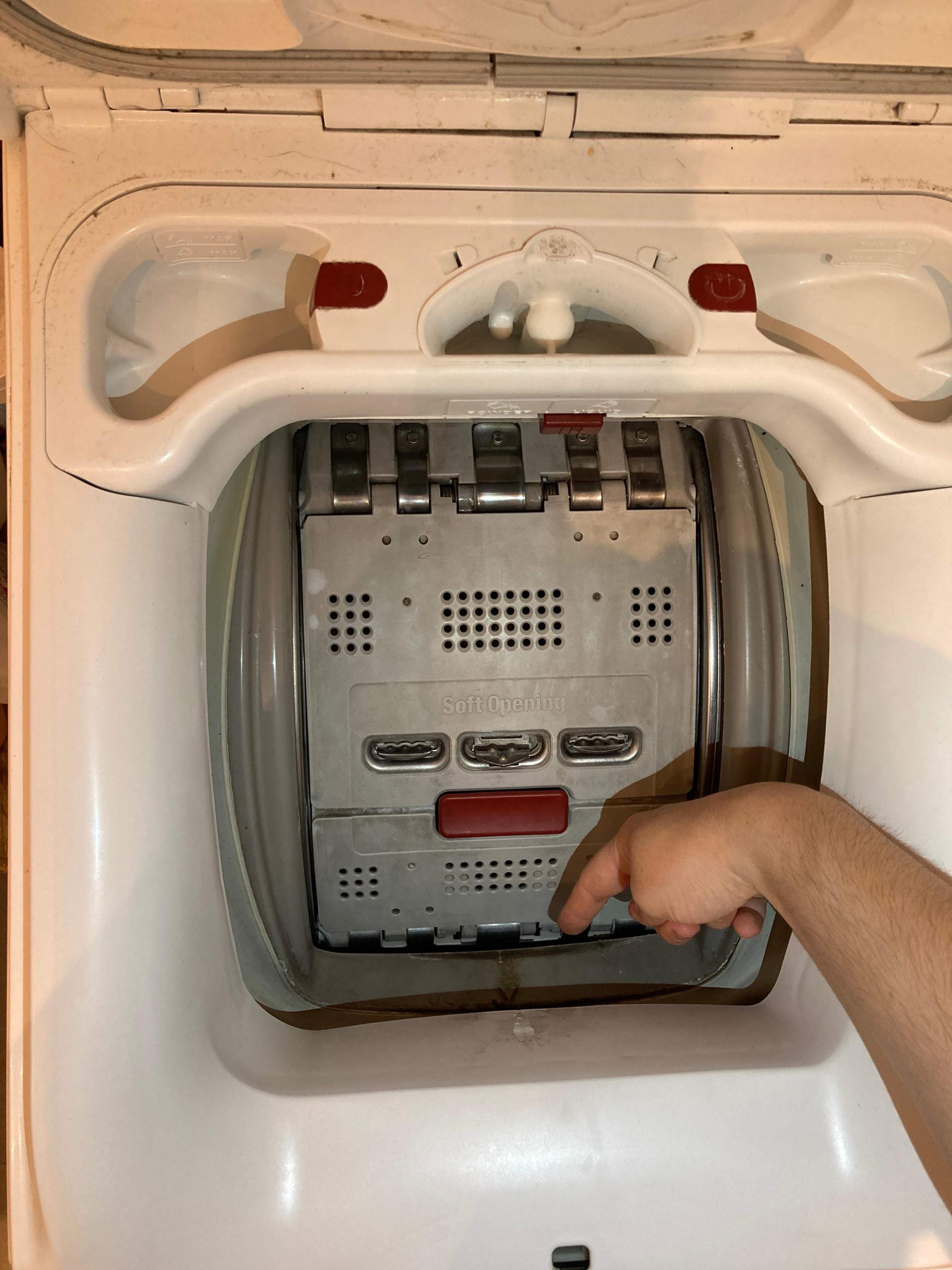 Wie entferne ich 2€ Münze die zwischen Waschmaschine und Trommel in den Schlitz gefallen ist