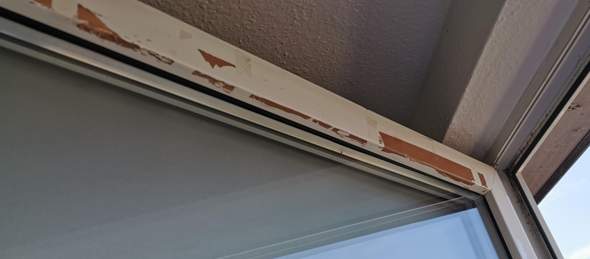 Wie entferne ich eingetrocknete Klebebandreste vom Fensterrahmen?