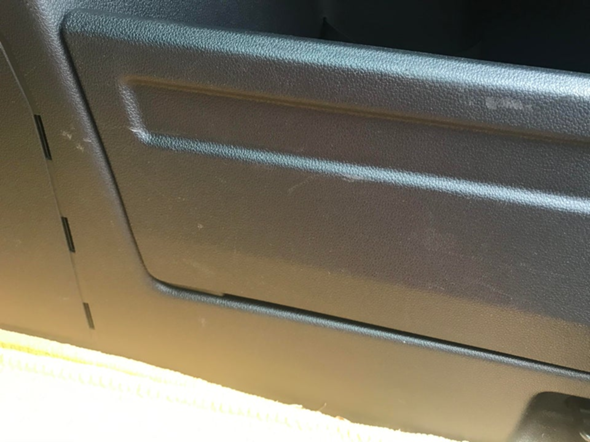 Wie entfernt man am besten Kratzer im Innenraum des Autos?
