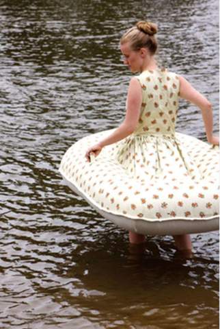 Wie findest du dieses Kleid, was gleichzeitig ein Schlauchboot ist?