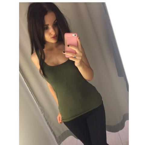 Kakhi farbenes top, schwarze enge Hose. - (Outfit, modeln)