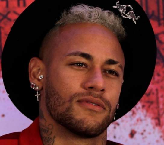 Wie findet ihr den Ohrringstyle von Neymar?