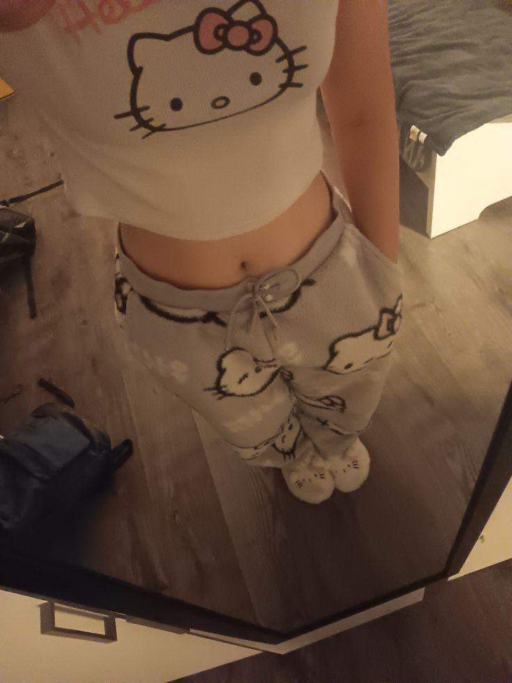 Wie findet ihr diese Hello Kitty Hosen :3? (Mädchen, Frauen, Kleidung)