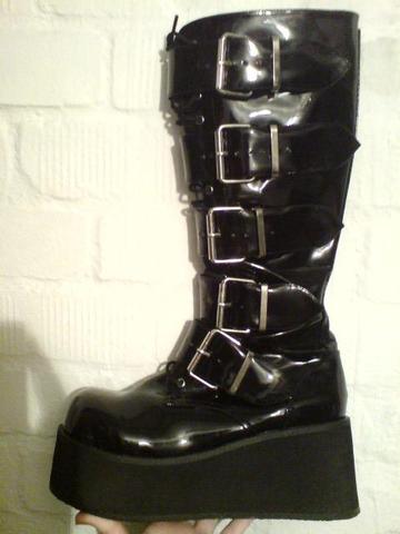 Schwarze Stiefel mit Plateausohle