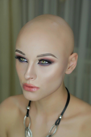 Wie findet ihr dieses Make-up mit der Glatze kombiniert?