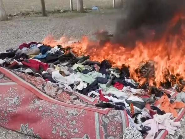 Wie findet ihr es, das die Türkei gespendete Kleider verbrennen, nur weil sie nicht Top ausschauen - sondern teilweise kaputt sind oder löcher haben?