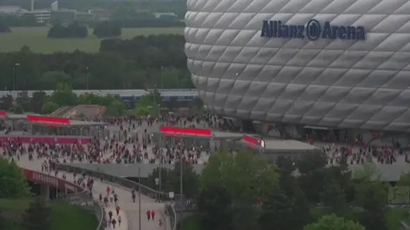 Wie findet ihr es, dass die Bayern Fans gestern das Stadion vor Spielende verließen?