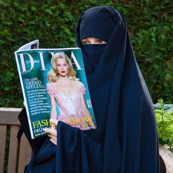 Muslima beim Zeitungslesen - (Frauen, Deutschland, Religion)