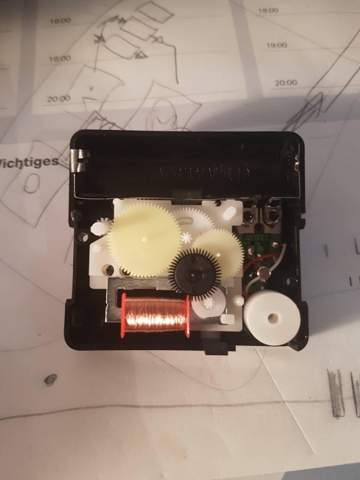 Wie funktioniert ein Klingelmechanismus bei einem elektronisch-mechanischem wecker?
