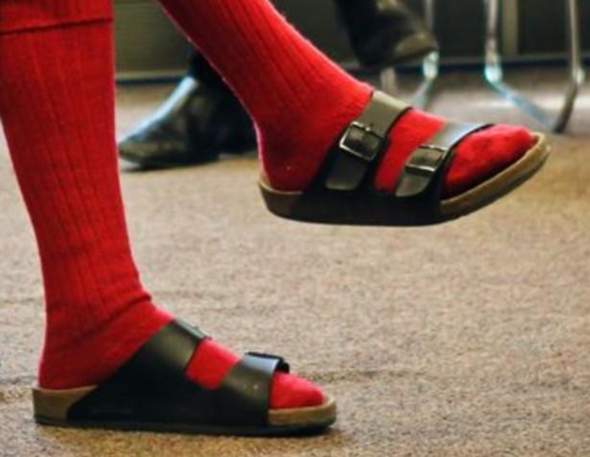 Wie gefällt euch das, rote Socken in Latschen?
