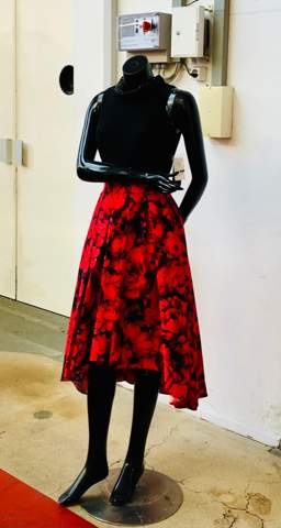 Wie gefällt euch dieses rot-schwarze Kleid?