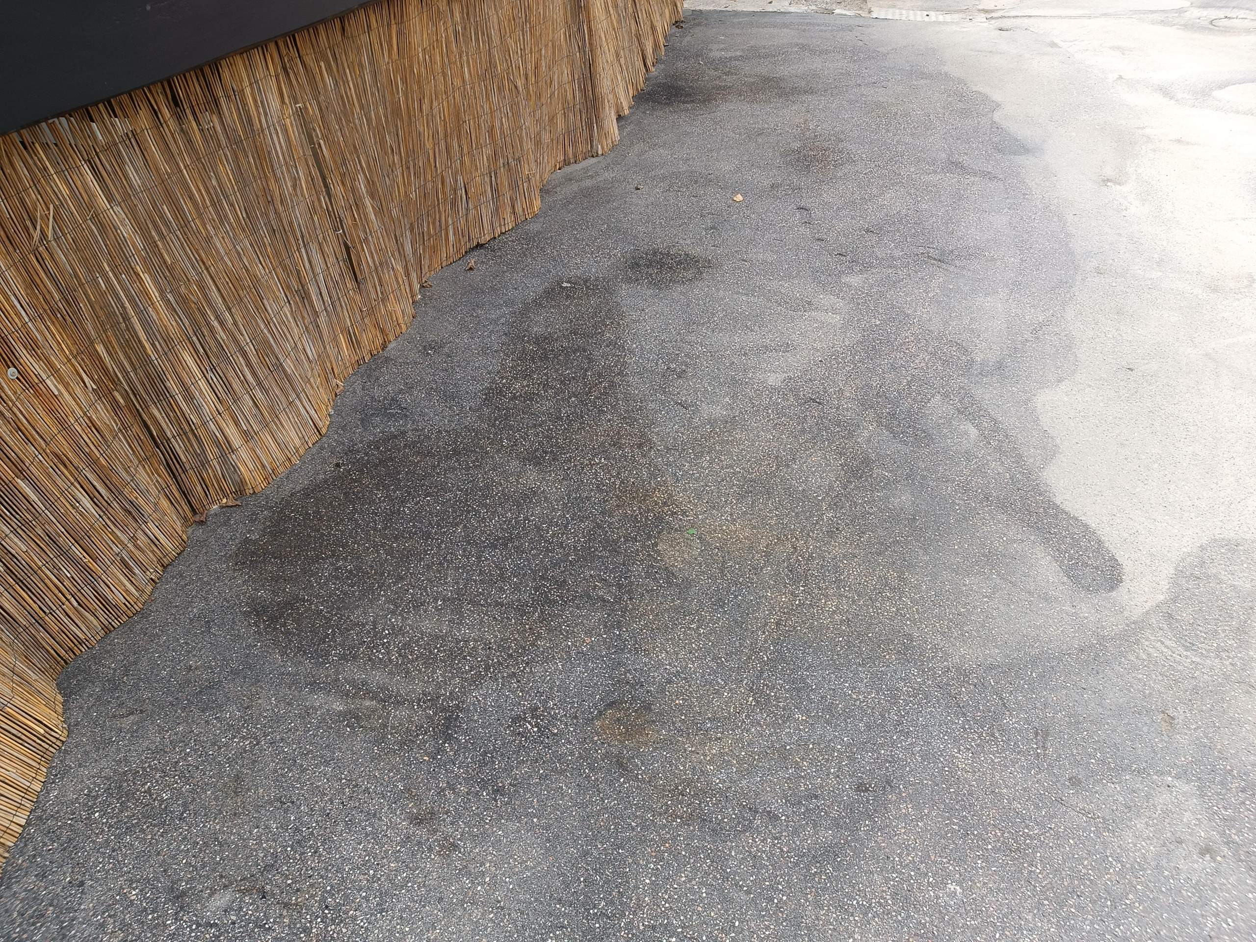 Eingetrocknete Lflecken Vom Asphalt Entfernennull