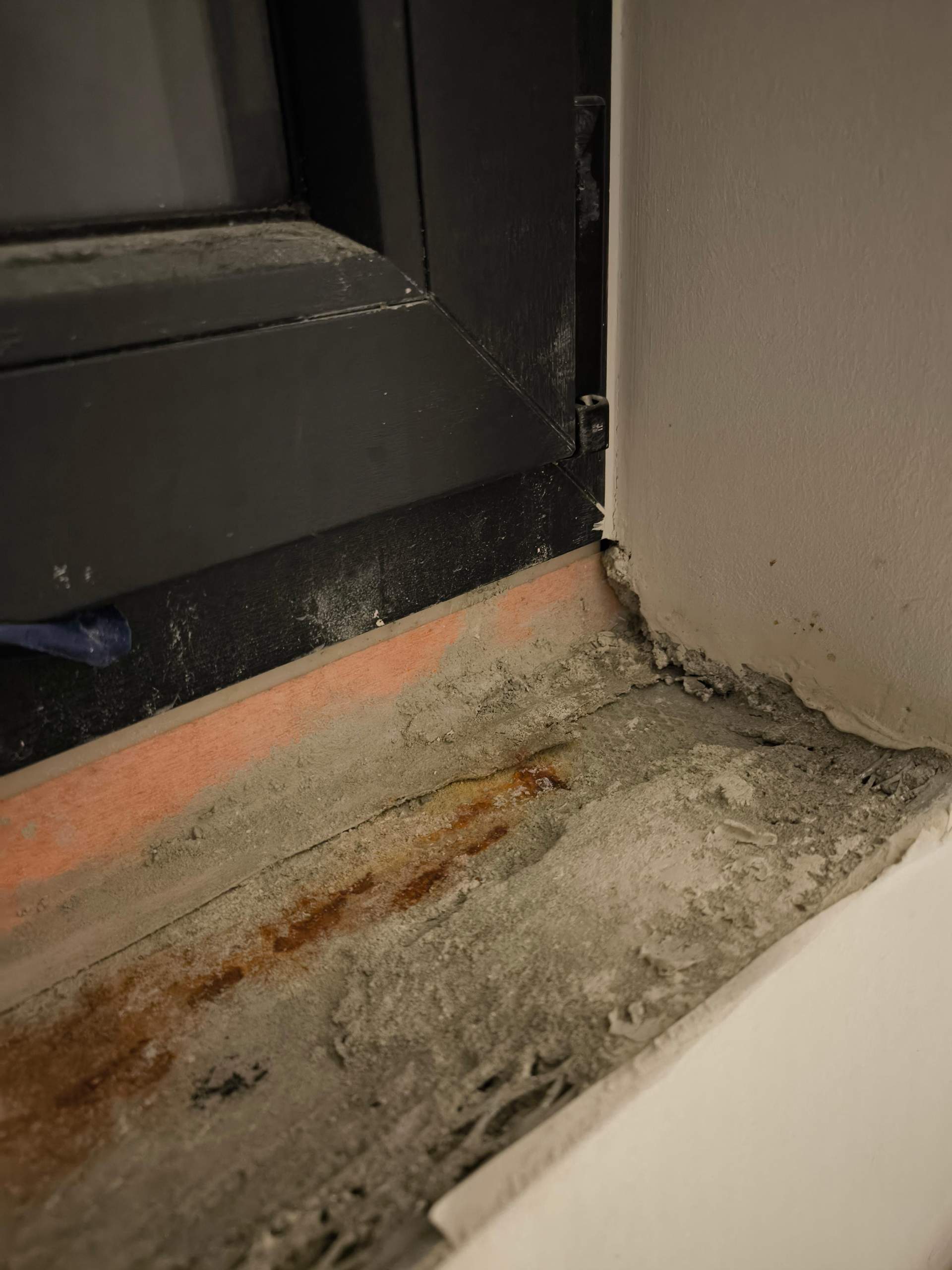 Wie gleiche ich die Höhe der Brüstung für ein Fensterbrett aus? (Fenster)