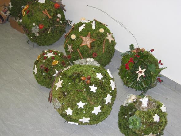 Wie hält das Moos auf den Styroporkugeln (bitte seht Euch dazu das angefügte Bild an)? (Kreativität, basteln, Advent)
