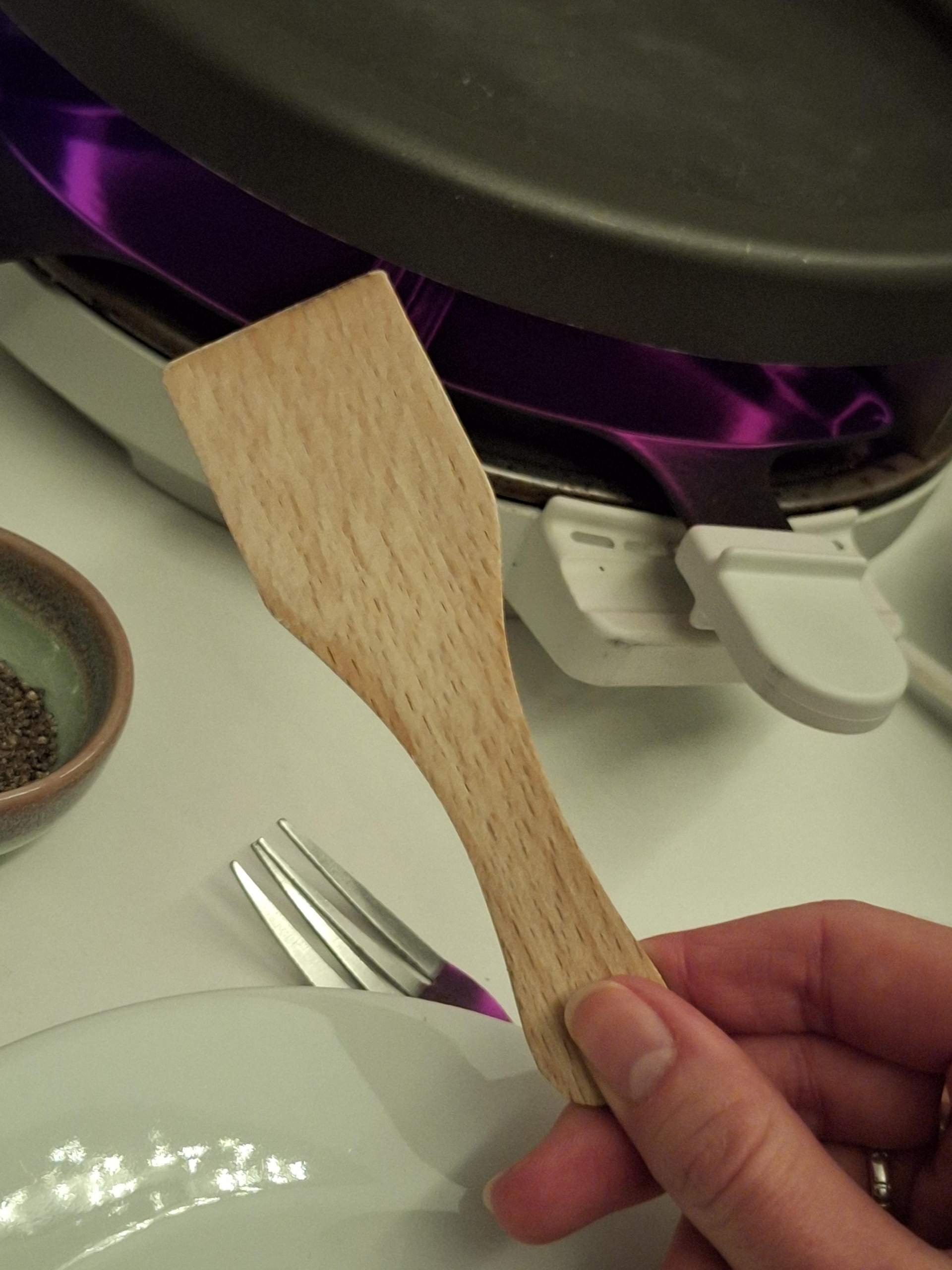 Wie heißen die Dinger, mit denen man beim Raclette das Essen aus dem ... Wie heißen die Dinger, mit denen man beim Raclette das Essen aus dem ...