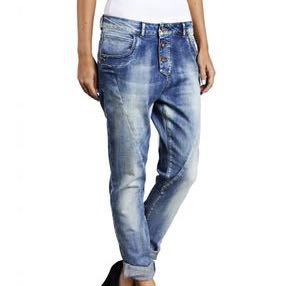 An den Waden eng nach oben hin immer breiter aber trotzdem aus Jeans - (Mode, Hose, Damen)