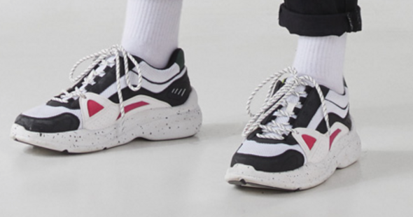 Wie heißen diese Sneaker mit gesprenkelter Sohle?