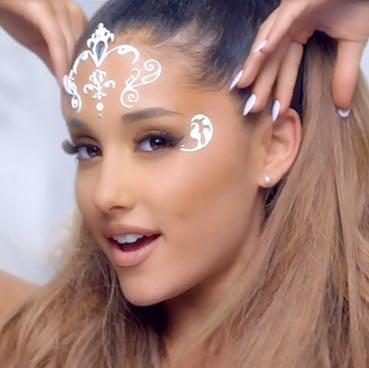 Wie heißt dieser Farbton von Ariana Grande?