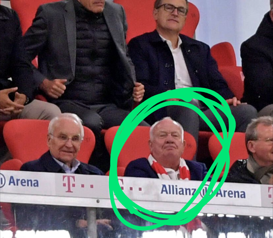 Wie heißt dieser FC-Bayern-Funktionär?