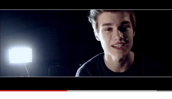 Ein alter Screenshot von seinen Musikvideo - (Junge, Sänger)